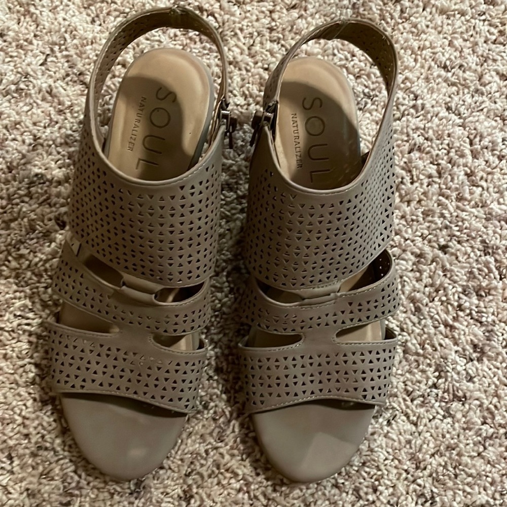 Beige wedge shoe